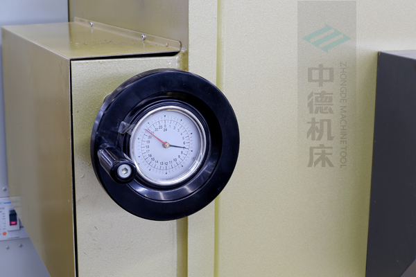 ZDG-832刀片間隙調(diào)節(jié)裝置，設(shè)置在機(jī)架前面，并有刻度顯示，調(diào)節(jié)方便.jpg
