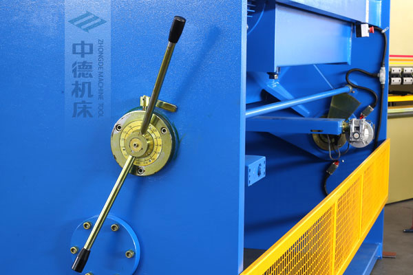 ZDSK-1632剪板機刀片間隙手動調(diào)節(jié)器，刻度清淅，調(diào)節(jié)省力又簡便.jpg
