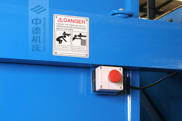 ZDSK-1632剪板機后部緊急停止按鈕，最大程度保障工人安全.jpg