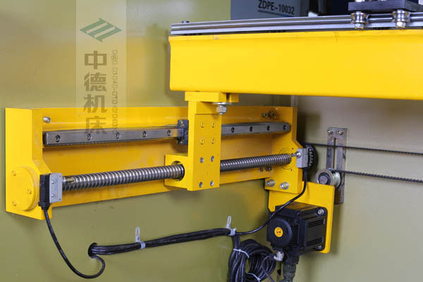 ZDPK-10032X軸配有滾珠絲桿及直線導軌，大功率伺服電機，鋼絲同步帶，能顯著提升X軸定位精度及速度