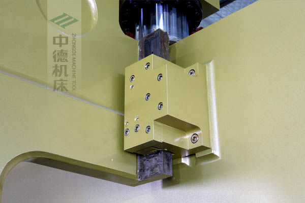 ZDP-20050加厚型滑塊導(dǎo)軌，強(qiáng)有力的保持滑塊間隙，有效減少工作時的抖動.jpg