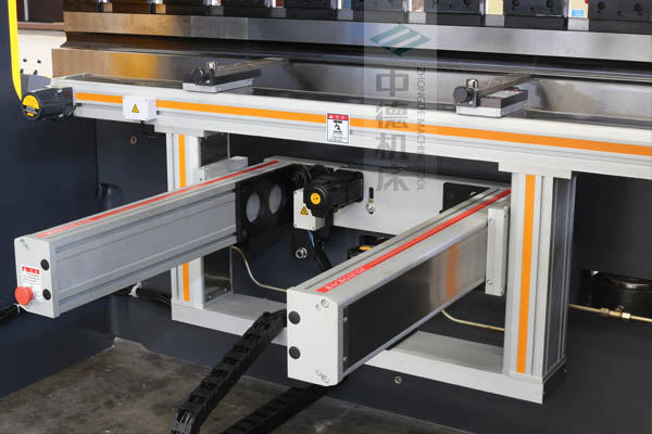 ZDPE8025-4+1軸全封套加強型鋁合金后檔料系統(tǒng)，內(nèi)有成套滾珠絲桿和直線導(dǎo)軌，精度高速度快噪音低.jpg