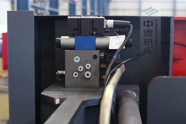 ZDPE8025采用進口液壓系統(tǒng)，穩(wěn)定無故障，耐高溫高壓，持久工作精度高.jpg