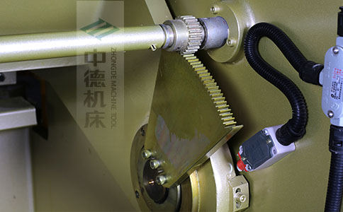 ZDS-1032采用高精度刀片間隙調(diào)節(jié)齒輪，經(jīng)過(guò)淬火高硬度又耐磨，表面鍍鋅不生銹，長(zhǎng)年累月使用依然有很高的調(diào)節(jié)精度.jpg
