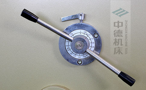 ZDS-1032剪板機(jī)刀片間隙手動(dòng)調(diào)節(jié)器，刻度清淅，調(diào)節(jié)省力又簡(jiǎn)便.jpg