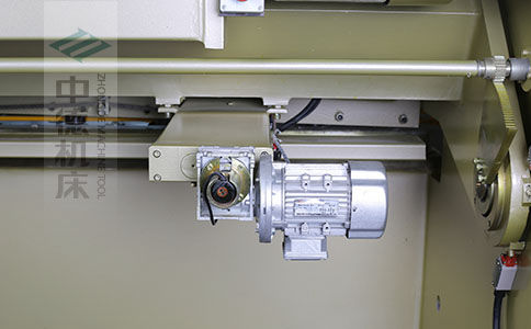 ZDS-1032剪板機(jī)后檔料結(jié)構(gòu)，平行度高，并采用國(guó)內(nèi)一流品牌軸承，耐磨抗壓壽命長(zhǎng).jpg